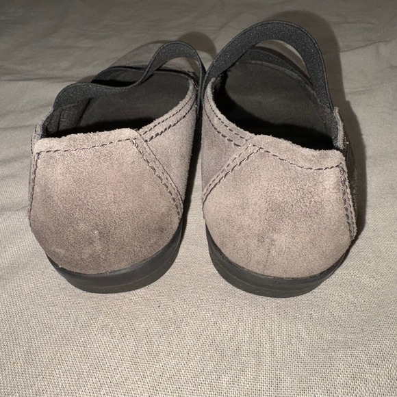 Clarks Womens 6.5W Grey Suede Square Toe Mary Jane Crisscross Strap Flats